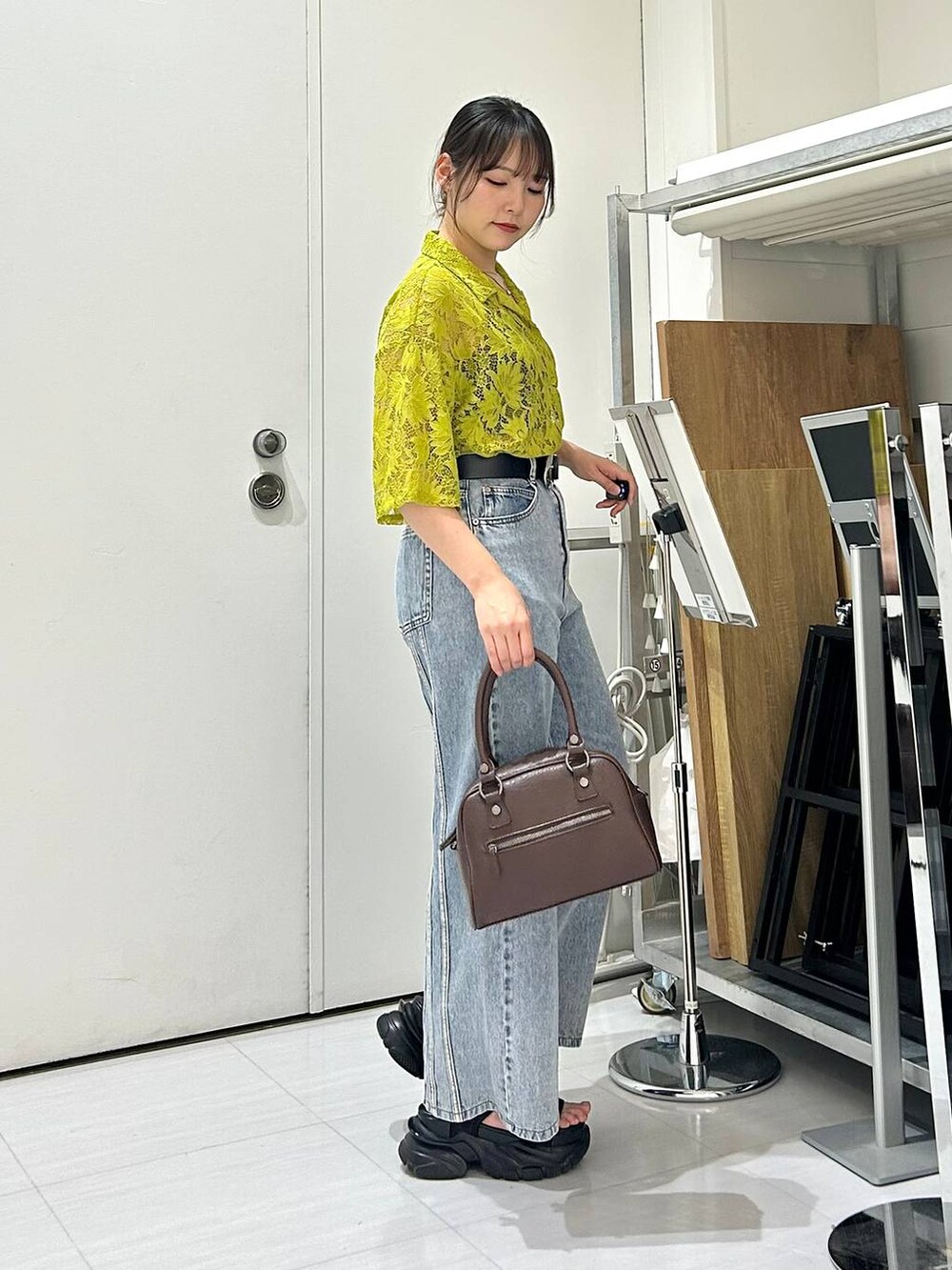 ブラック系のサンダル、ブラック系のキャミソール、ブルー系のデニムパンツを着用したレディースの夏コーディネートの4枚目の写真