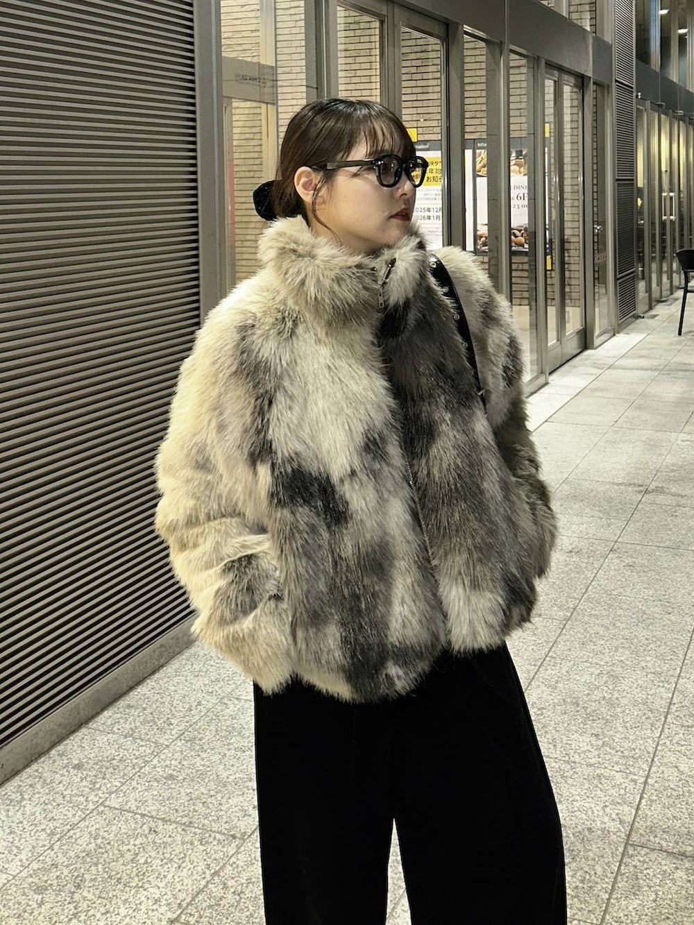 グレー系のブルゾン、ブラック系のショルダーバッグ、ブラック系のその他パンツを着用したレディースの秋コーディネートの3枚目の写真