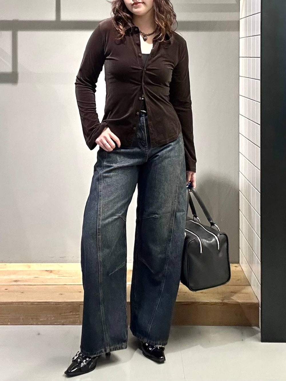 ブラック系のサンダル、ブルー系のデニムパンツ、ブラウン系のシャツ/ブラウスを着用したレディースの秋コーディネートの2枚目の写真
