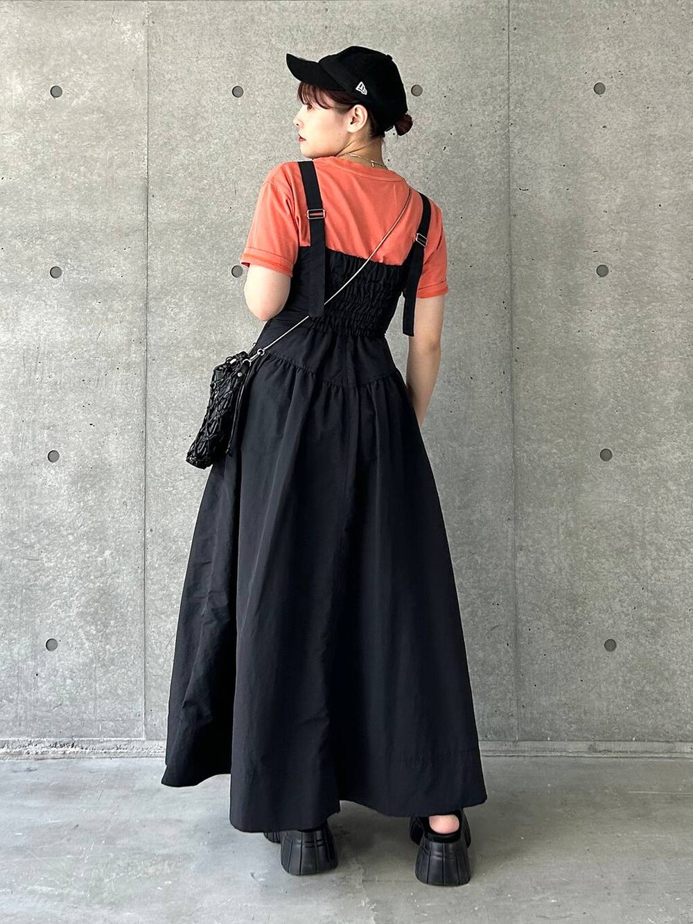 ブラック系のスニーカー、ブラック系のショルダーバッグ、ブラック系のワンピースを着用したレディースの夏コーディネートの5枚目の写真