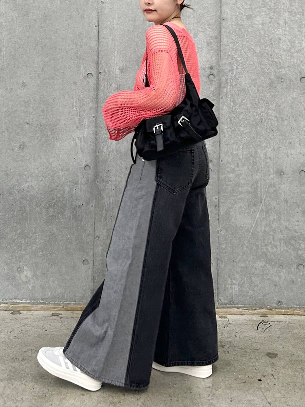 ピンク系のカーディガン/ボレロ、ブラック系のデニムパンツ、ベージュ系のキーホルダーを着用したレディースの冬コーディネートの6枚目の写真