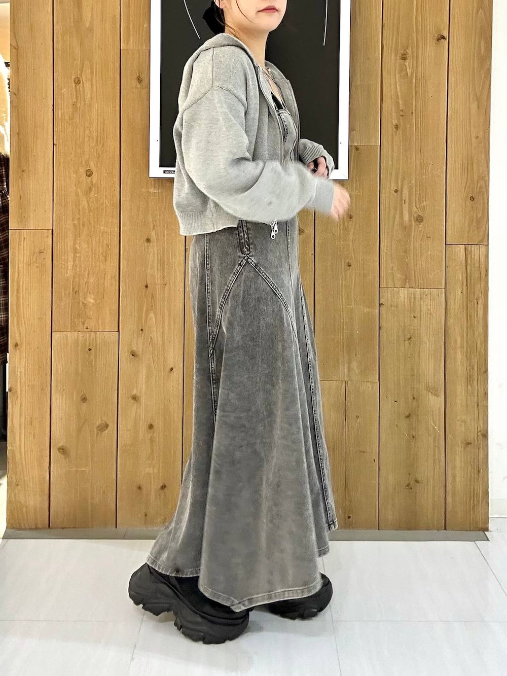 ブラック系のスニーカー、ブルー系のパーカー、ブラック系のハンドバッグを着用したレディースの冬コーディネートの4枚目の写真