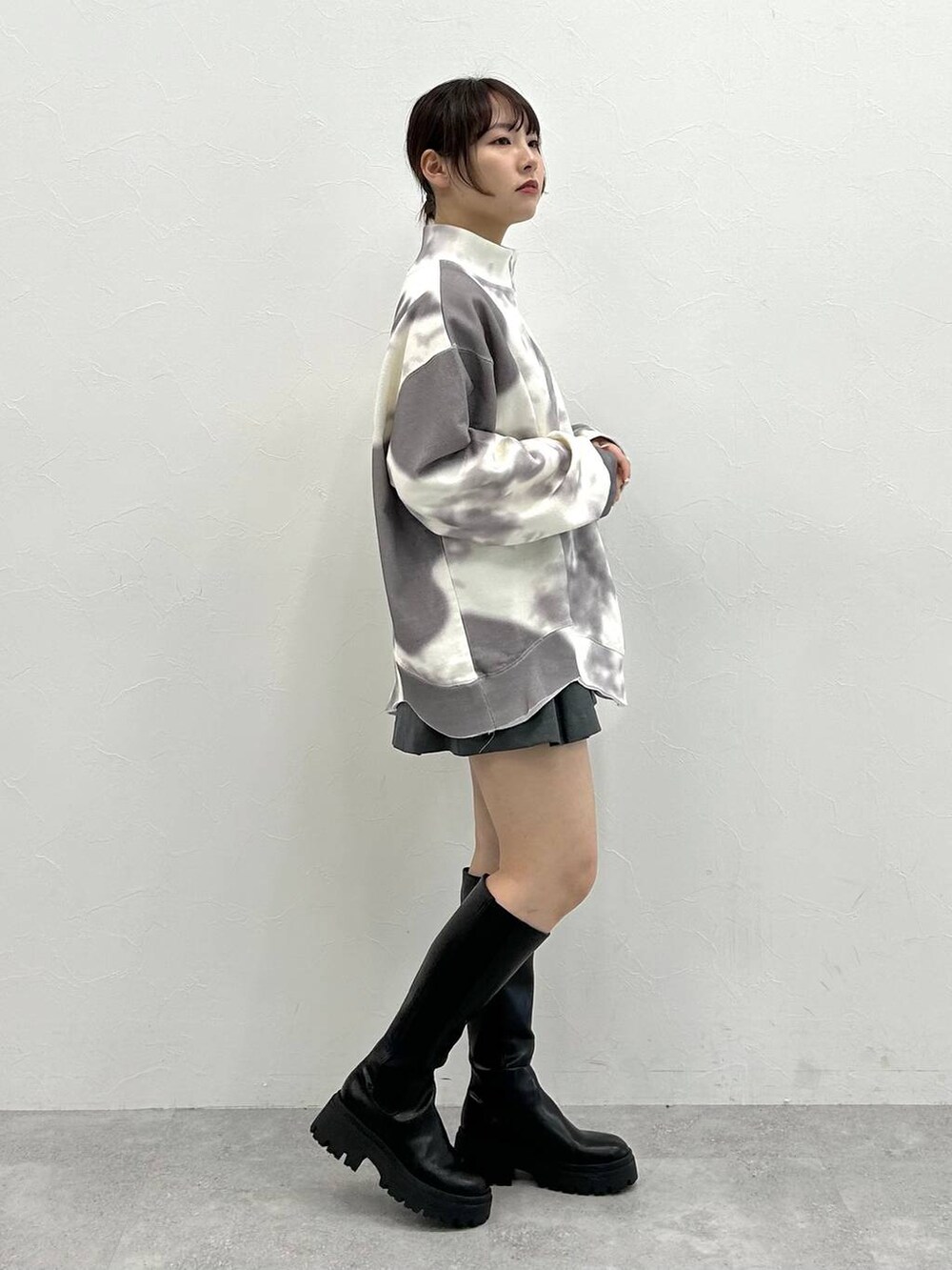 ブラック系のブーツ、ホワイト系のTシャツ/カットソーを着用したレディースの冬コーディネートの3枚目の写真