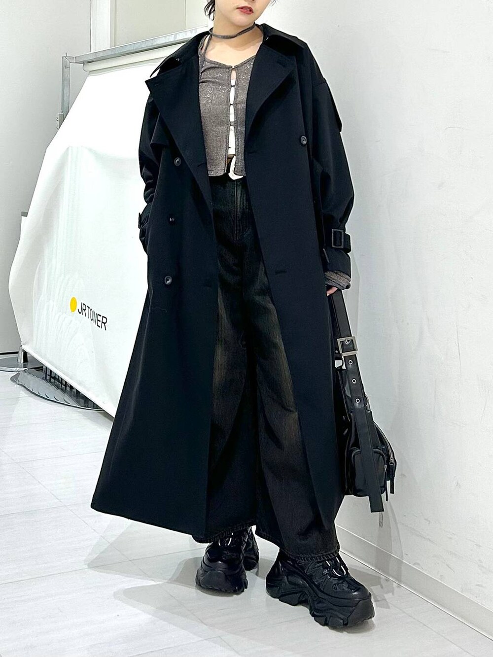 「春コーデ、着痩せ・細見え、骨格ストレート、モード、PAGEBOY、トレンチコート、カーディガン、デニムパンツ、スニーカー」｜「PAGEBOYのプラットチャンキースニーカー（スニーカー、ブラック系）」を使った、ハオさん（レディース・158cm）の冬コーディネートの2枚目の写真