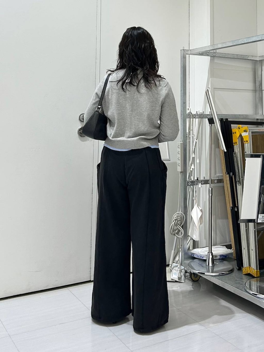 ブラック系のスウェットパンツ、グレー系のカーディガン/ボレロ、ホワイト系のTシャツ/カットソーを着用したレディースの冬コーディネートの7枚目の写真