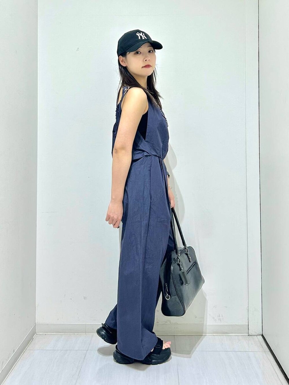 ブラック系のボストンバッグ、ブラック系のサンダル、ブラック系のキャミソールを着用したレディースの春コーディネートの5枚目の写真