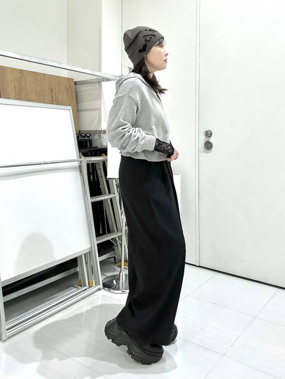 ブラック系のスニーカー、ブラック系のTシャツ/カットソー、ブラック系のボストンバッグを着用したレディースの冬コーディネートの5枚目の写真