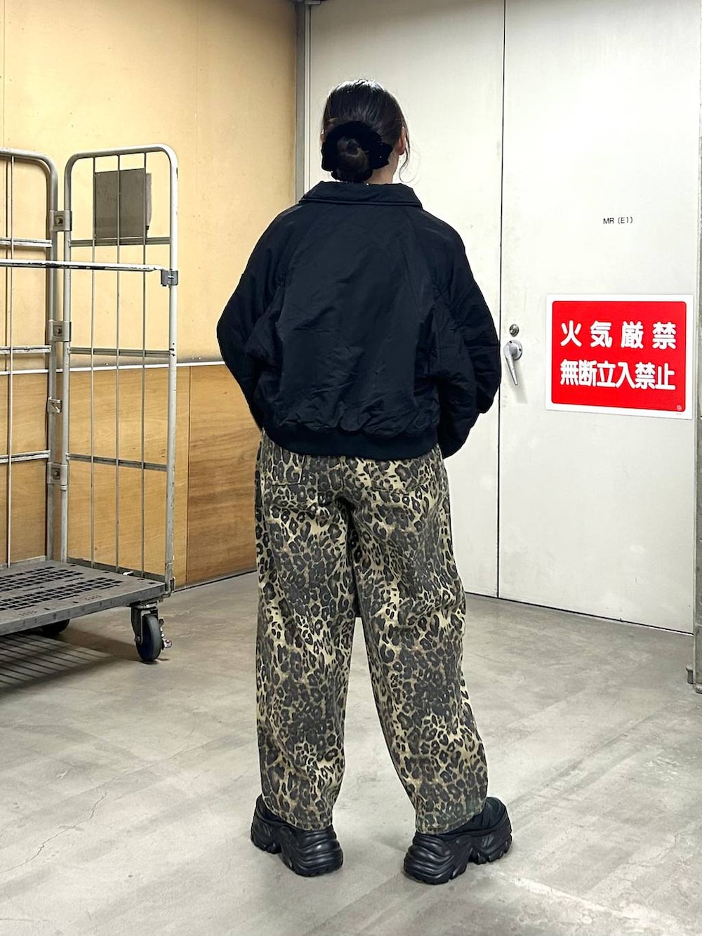 ブラック系のスニーカー、ブラック系のブルゾン、ブラック系のニット/セーターを着用したレディースの冬コーディネートの6枚目の写真