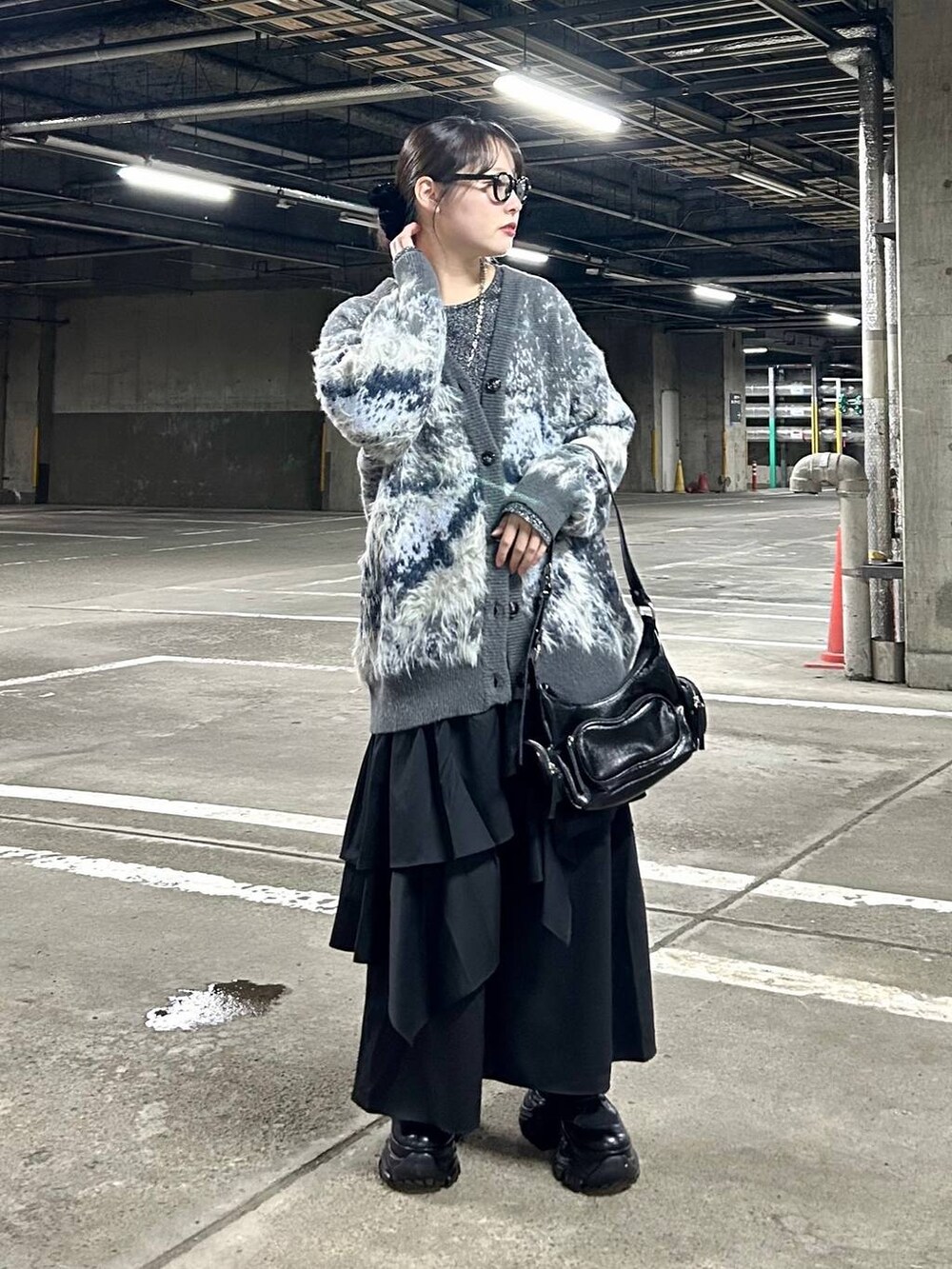ブラック系のブーツ、シルバー系のTシャツ/カットソー、グレー系のカーディガン/ボレロを着用したレディースの冬コーディネートの4枚目の写真