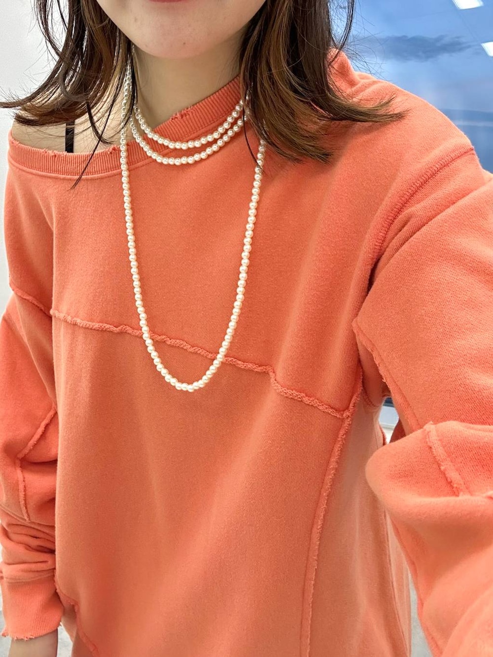 ブルー系のデニムパンツ、ピンク系のスウェットを着用したレディースの秋コーディネートの5枚目の写真