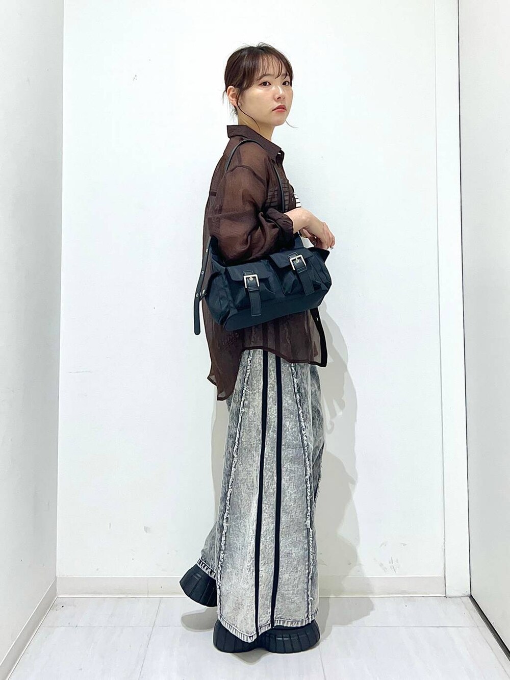 「着痩せ・細見え、夏コーデ、骨格ストレート、モード、カジュアル、PAGEBOY、シアートップス、キャミソール、デニムパンツ、サンダル」｜「PAGEBOYのラインソールスポサン（スニーカー、ブラック系）」を使った、ハオさん（レディース・158cm）の夏コーディネートの5枚目の写真
