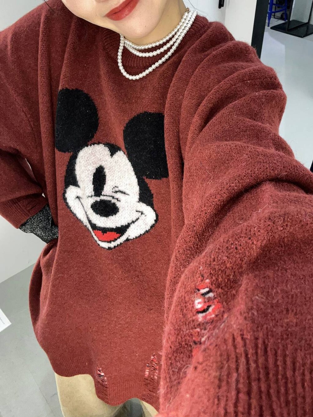 ブラック系のショルダーバッグ、ブラック系のその他パンツ、ブラック系のブーツを着用したレディースの冬コーディネートの2枚目の写真