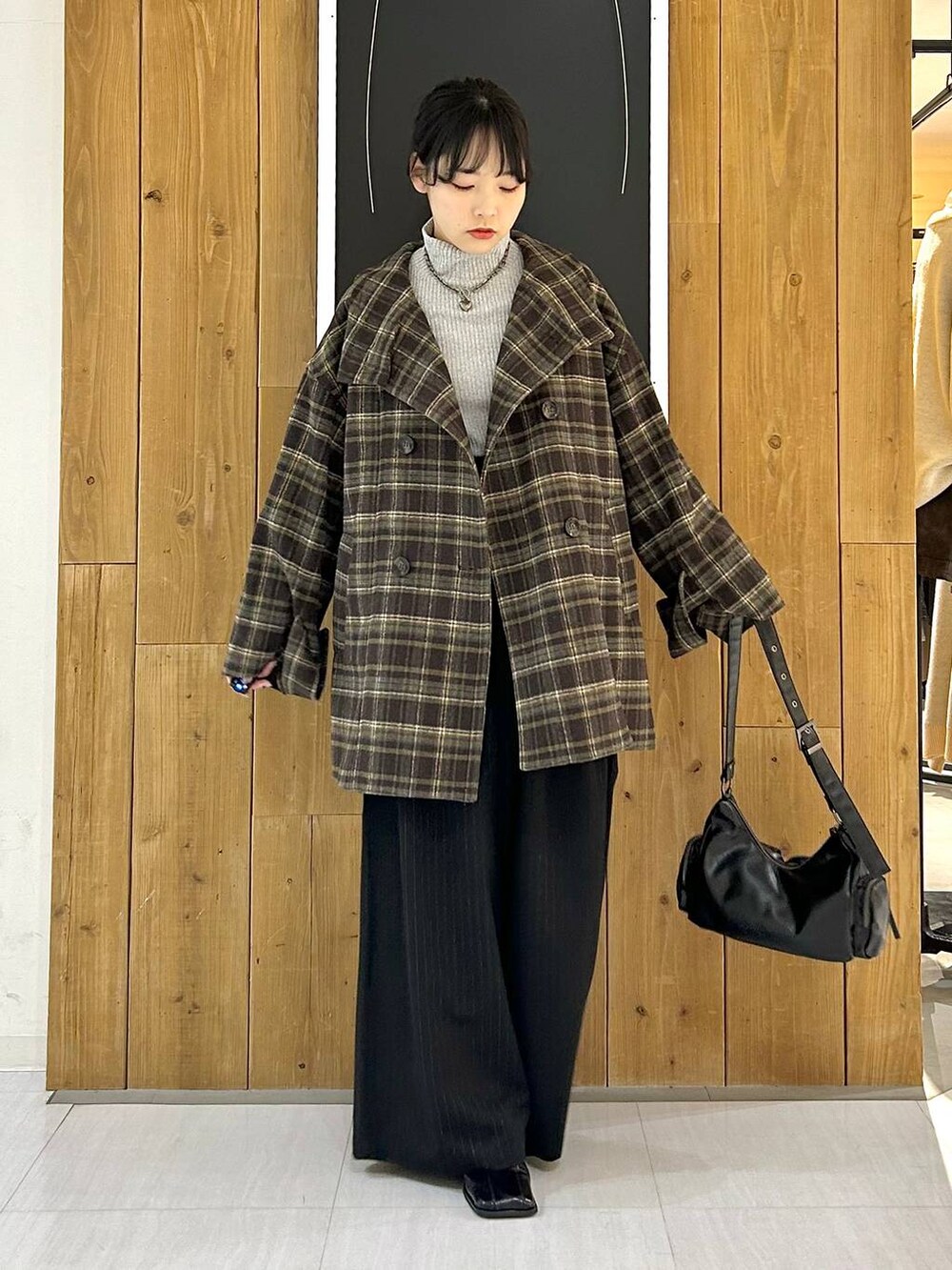 ブラウン系のテーラードジャケット、その他のショルダーバッグ、グレー系のTシャツ/カットソーを着用したレディースの冬コーディネートの4枚目の写真