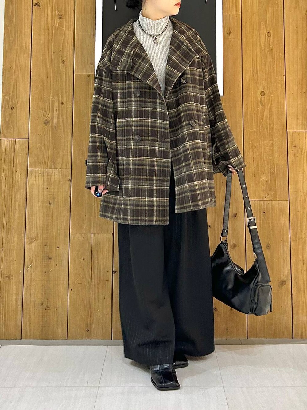 ブラウン系のテーラードジャケット、その他のショルダーバッグ、グレー系のTシャツ/カットソーを着用したレディースの冬コーディネートの3枚目の写真