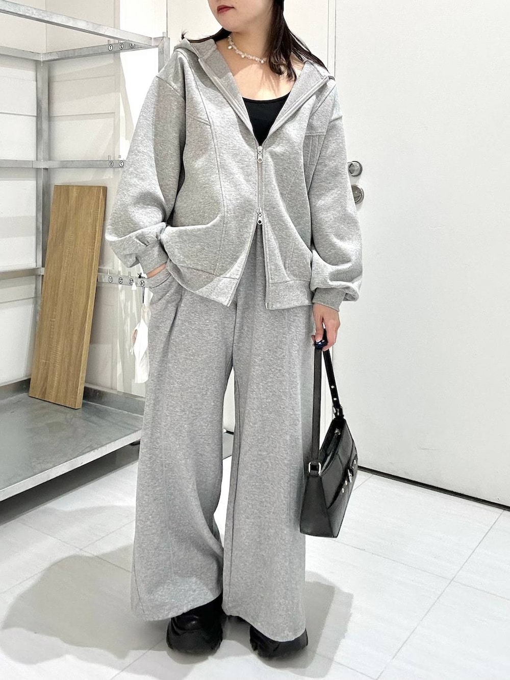 ブラック系のスニーカー、ブラック系のキャミソール、グレー系のパーカーを着用したレディースの冬コーディネートの2枚目の写真