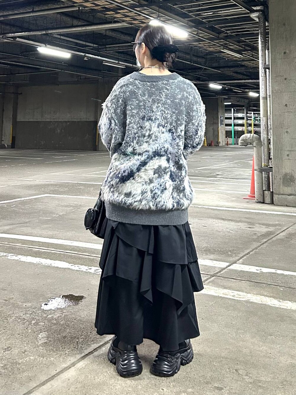 ブラック系のブーツ、シルバー系のTシャツ/カットソー、グレー系のカーディガン/ボレロを着用したレディースの冬コーディネートの7枚目の写真