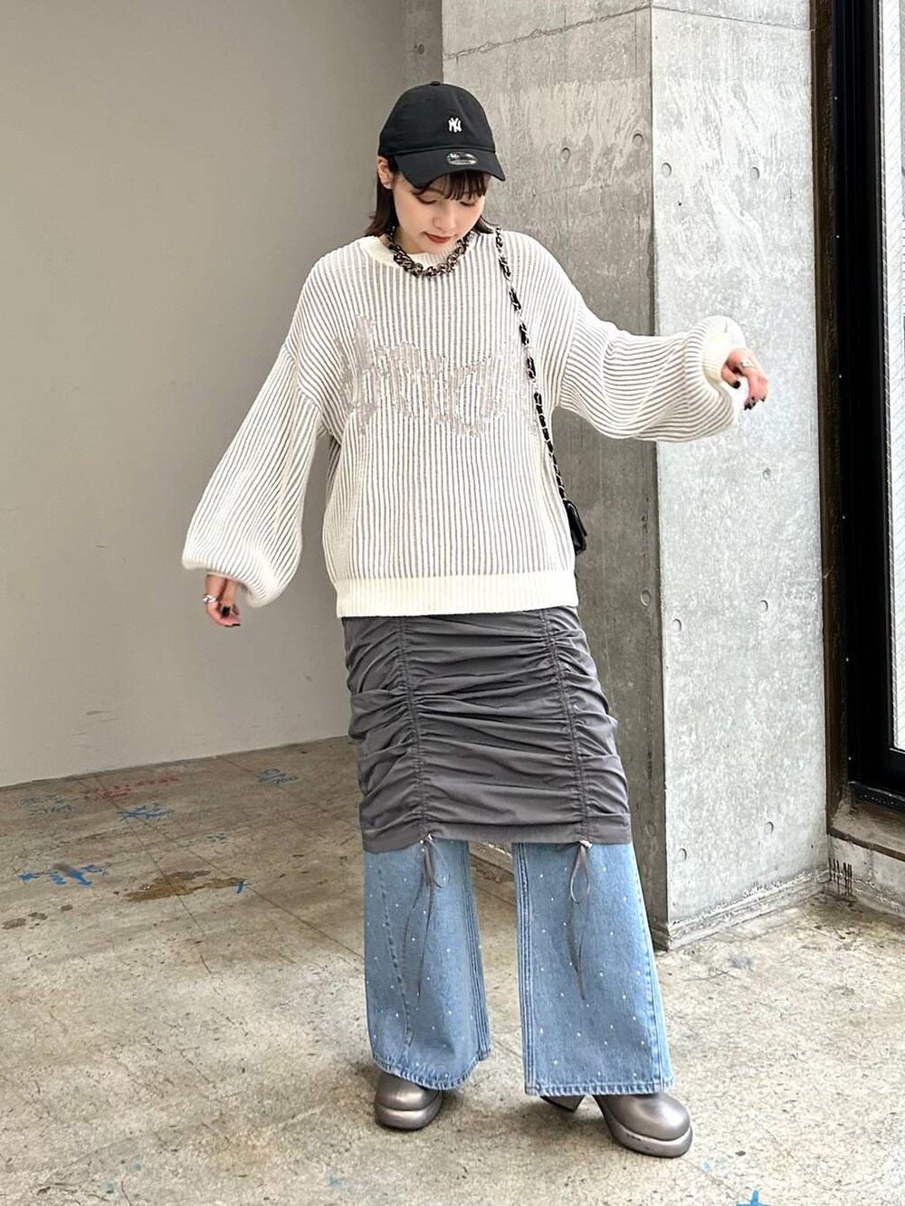 グレー系のワンピース、その他のブーツ、ブラック系のショルダーバッグを着用したレディースの冬コーディネートの2枚目の写真