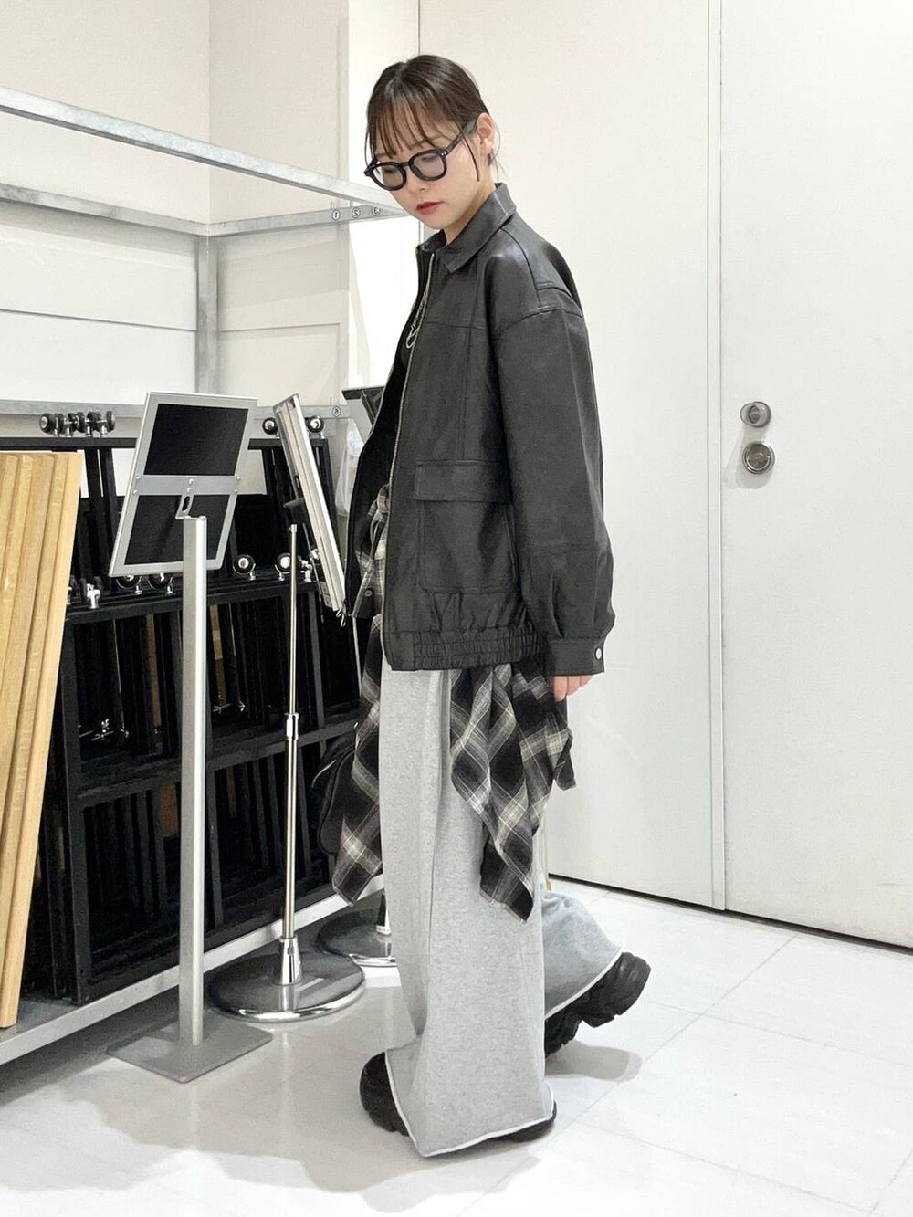 グレー系のスウェットパンツ、ブラック系のシャツ/ブラウス、ブラック系のブルゾンを着用したレディースの秋コーディネートの5枚目の写真