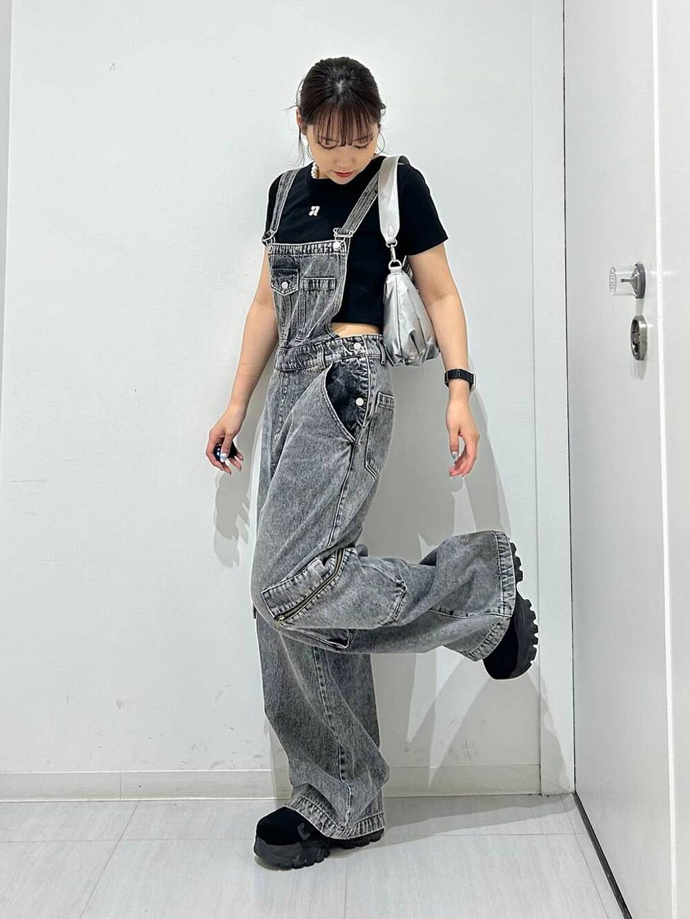 ブラック系のサロペット/オーバーオール、シルバー系のショルダーバッグ、ブラック系のTシャツ/カットソーを着用したレディースの夏コーディネートの4枚目の写真