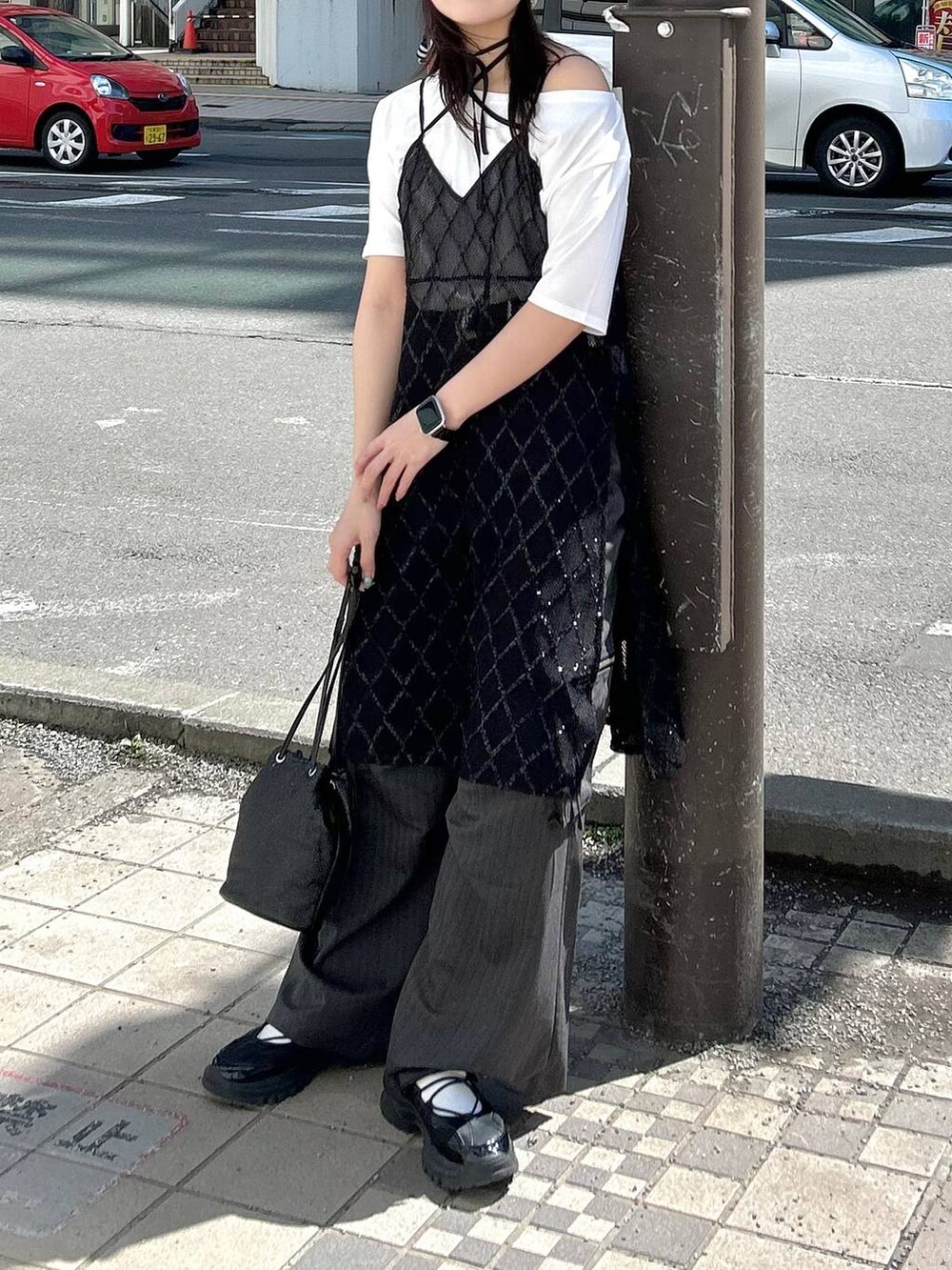 ブラック系のスニーカー、グレー系のカーゴパンツ、ブラック系のワンピースを着用したレディースの春コーディネートの8枚目の写真