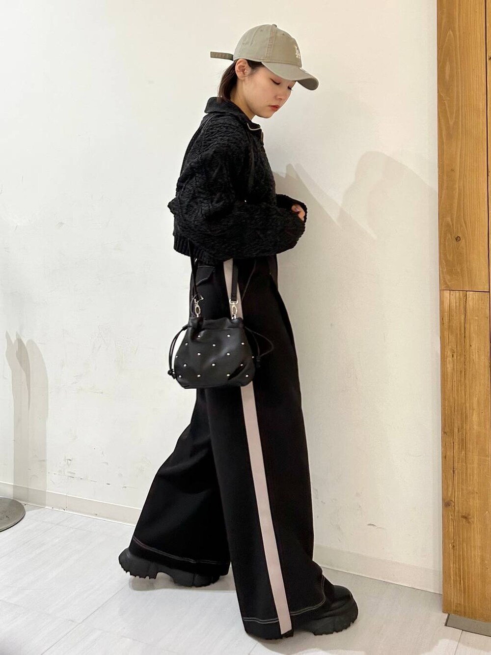 ブラック系のブーツ、ブラック系のショルダーバッグ、ブラック系のその他パンツを着用したレディースの秋コーディネートの3枚目の写真