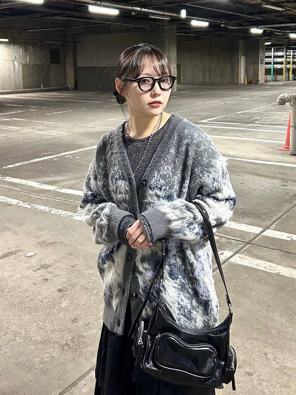 ブラック系のブーツ、シルバー系のTシャツ/カットソー、グレー系のカーディガン/ボレロを着用したレディースの冬コーディネートの2枚目の写真