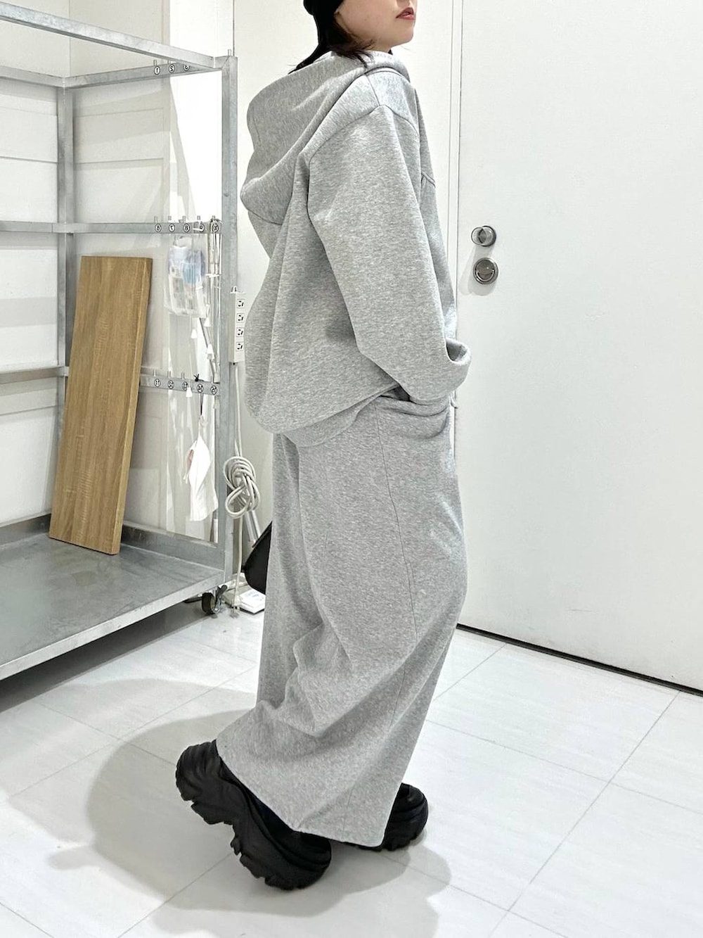 ブラック系のスニーカー、ブラック系のキャミソール、グレー系のパーカーを着用したレディースの冬コーディネートの3枚目の写真