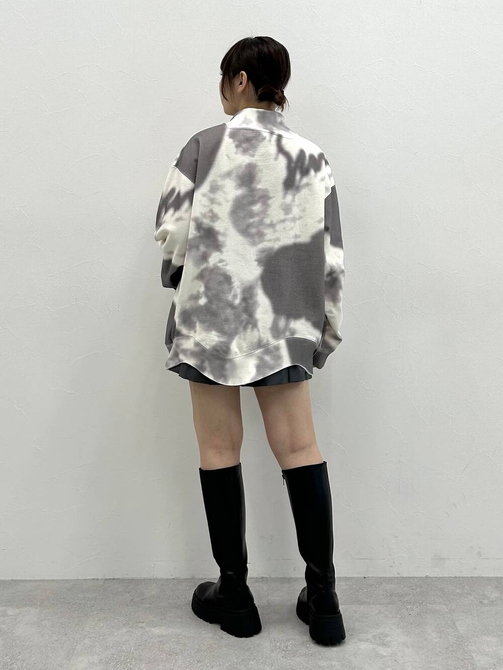 ブラック系のブーツ、ホワイト系のTシャツ/カットソーを着用したレディースの冬コーディネートの5枚目の写真