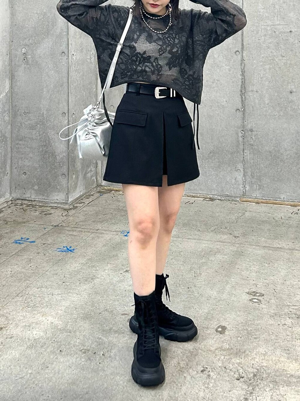 グレー系のニット/セーター、ブラック系のその他パンツ、ブラック系のベルトを着用したレディースの秋コーディネートの3枚目の写真