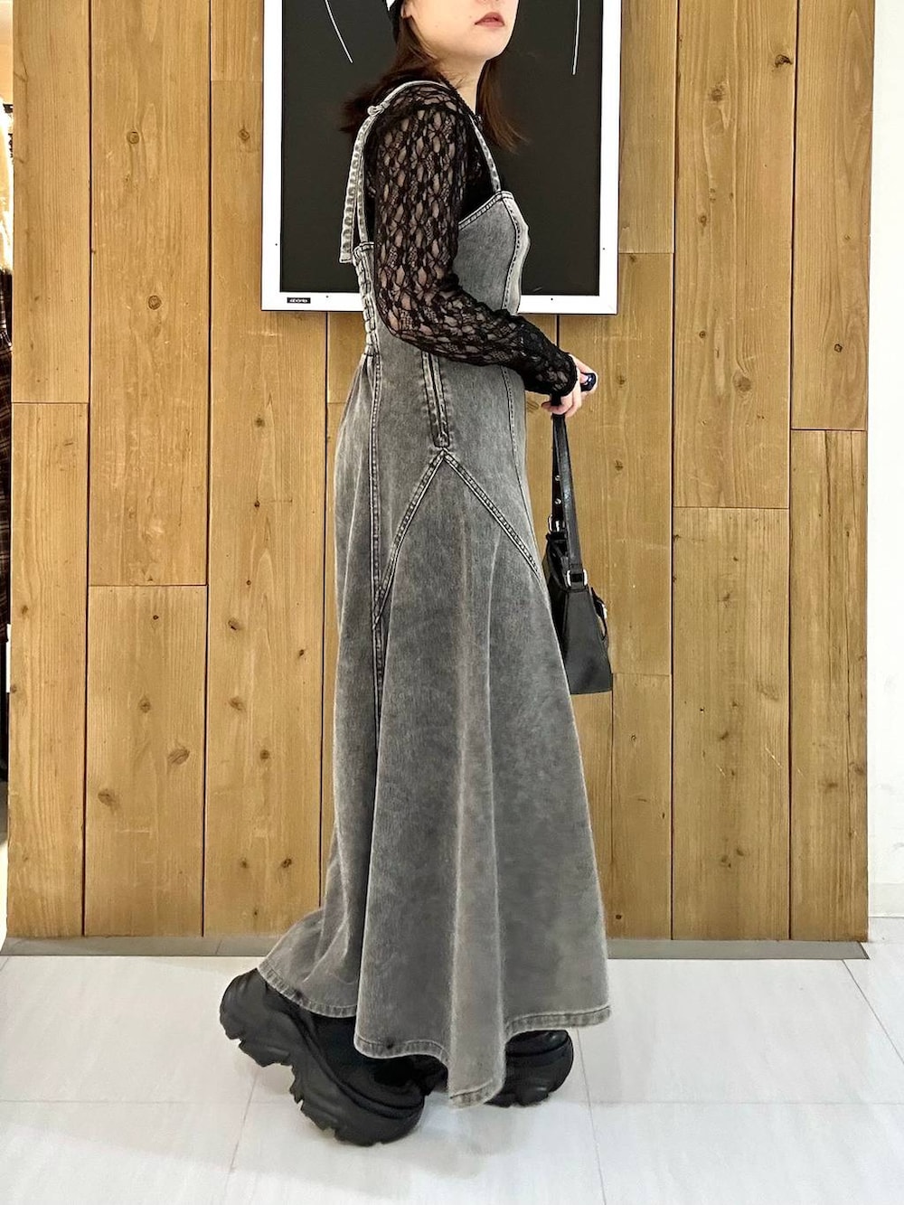 ブラック系のスニーカー、ブラック系のTシャツ/カットソー、ブラック系のハンドバッグを着用したレディースの冬コーディネートの6枚目の写真