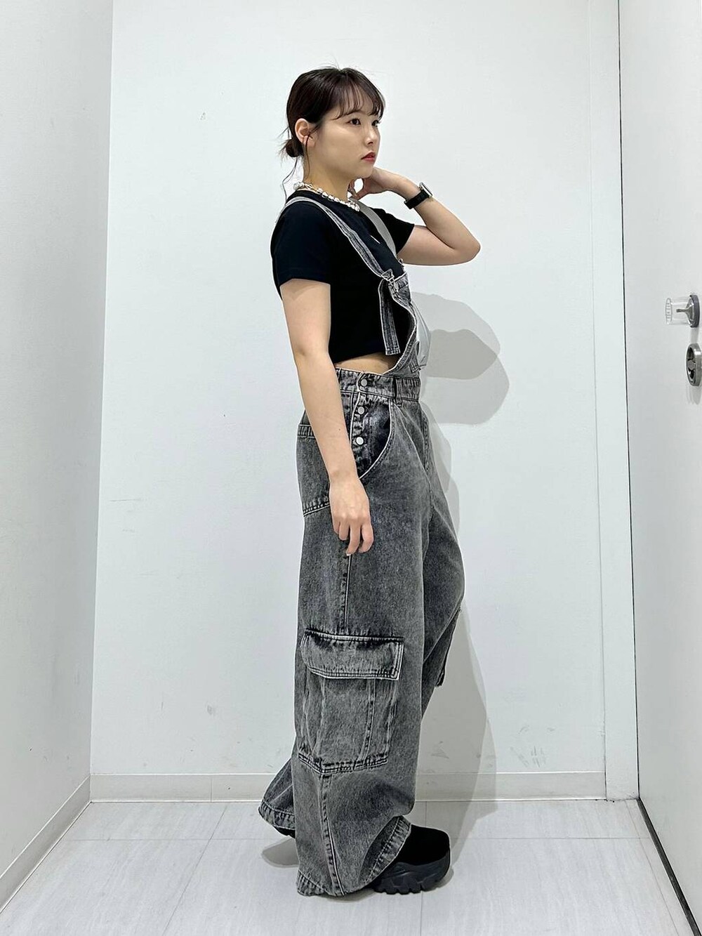 ブラック系のサロペット/オーバーオール、シルバー系のショルダーバッグ、ブラック系のTシャツ/カットソーを着用したレディースの夏コーディネートの7枚目の写真