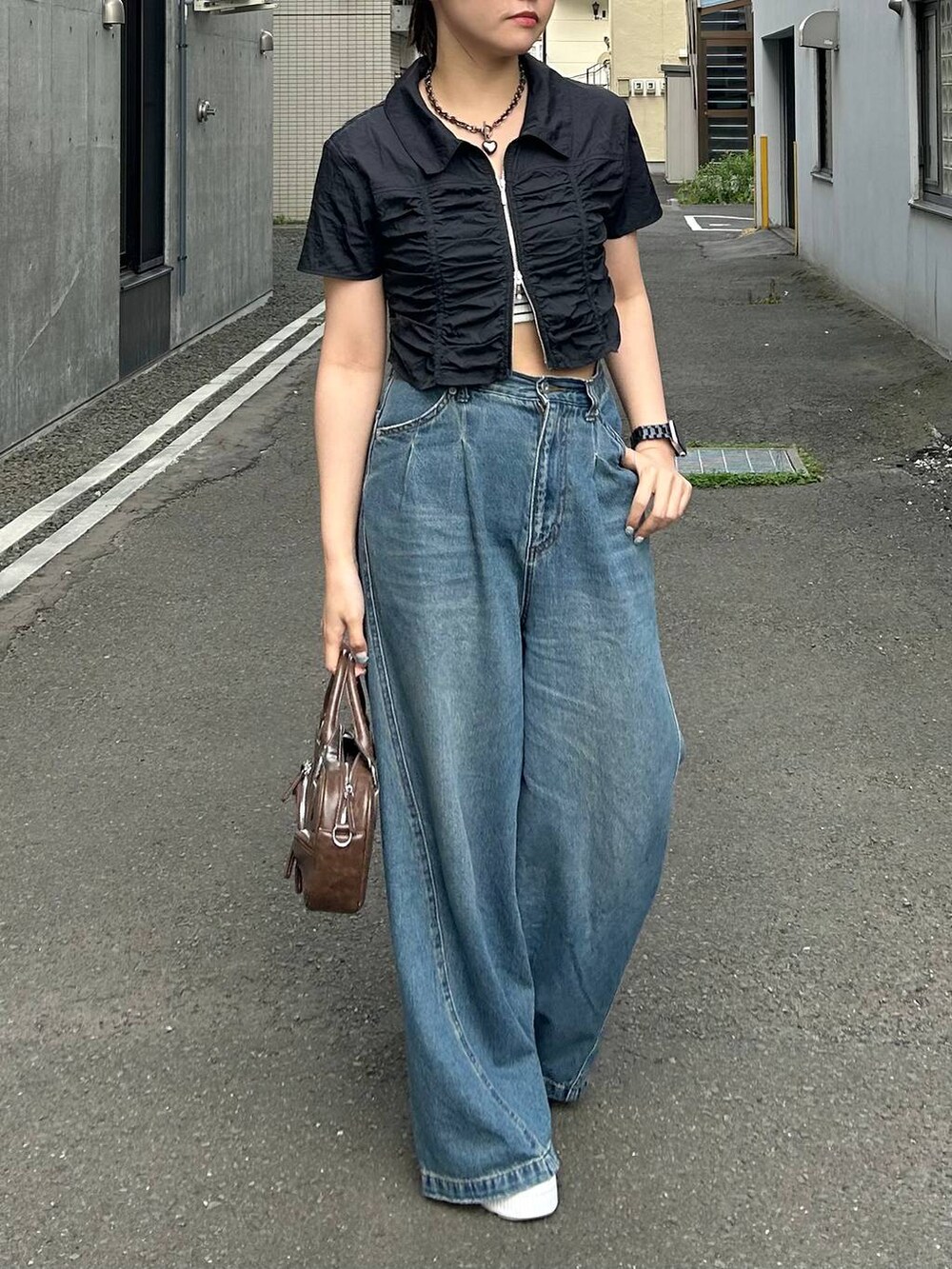 ブルー系のデニムパンツ、ブラック系のキャミソール、ブラック系のシャツ/ブラウスを着用したレディースの夏コーディネートの4枚目の写真