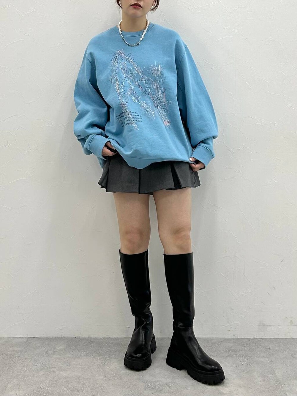 ブラック系のブーツ、グレー系のその他パンツ、ブルー系のスウェットを着用したレディースの冬コーディネートの2枚目の写真