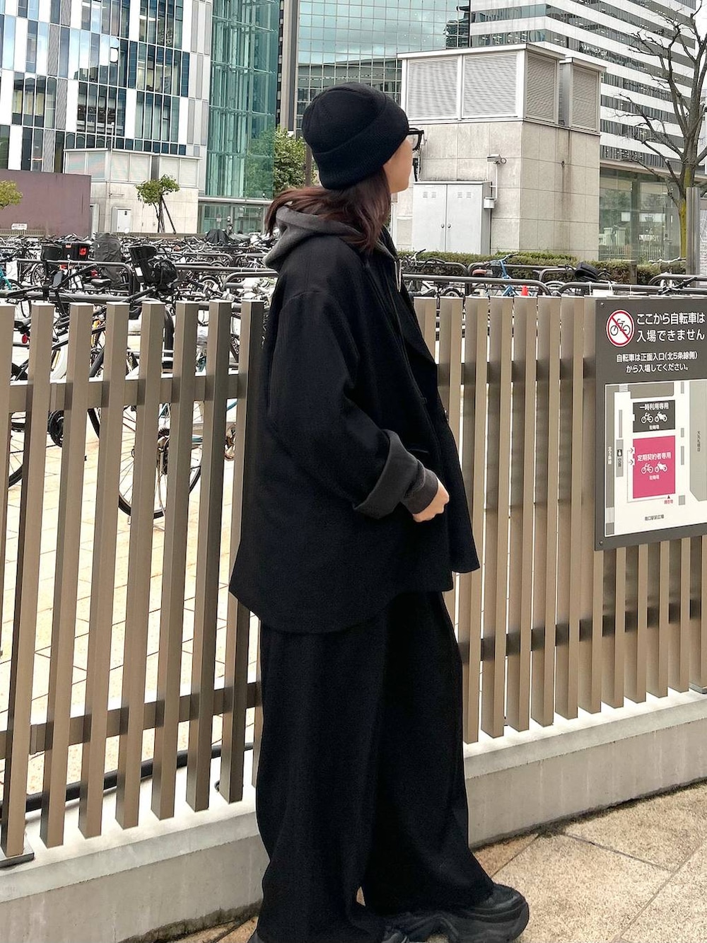 ブラック系のスニーカー、ブラック系のパーカー、ブラック系のテーラードジャケットを着用したレディースの秋コーディネートの3枚目の写真