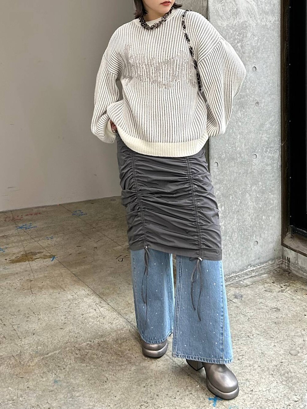 グレー系のワンピース、その他のブーツ、ブラック系のショルダーバッグを着用したレディースの冬コーディネートの3枚目の写真