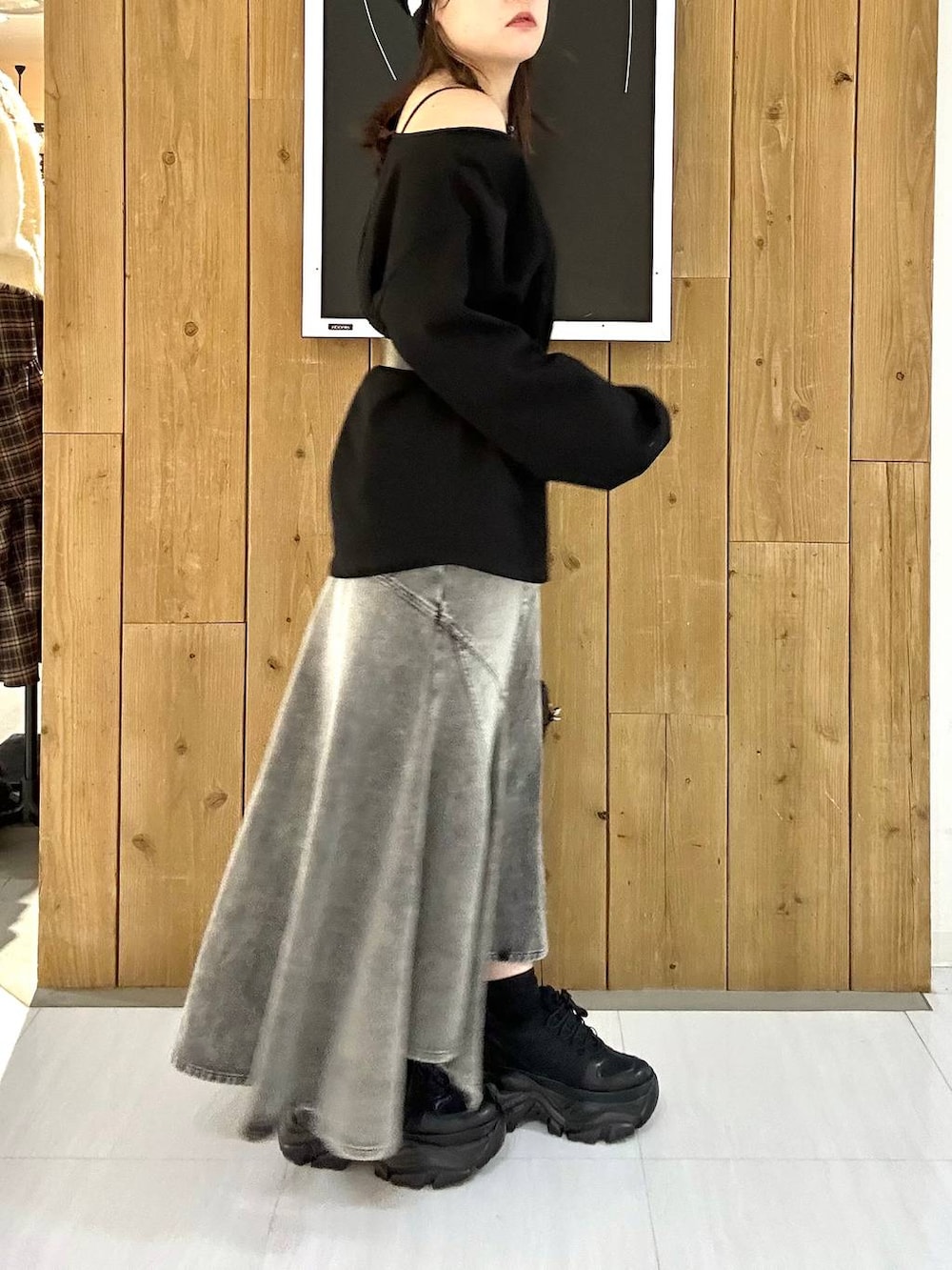 ブラック系のスニーカー、ブラック系のボストンバッグ、ブラック系のTシャツ/カットソーを着用したレディースの冬コーディネートの5枚目の写真