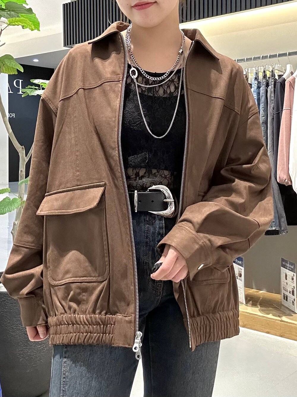 ブラック系のスニーカー、ブルー系のデニムパンツ、ブラック系のTシャツ/カットソーを着用したレディースの秋コーディネートの2枚目の写真