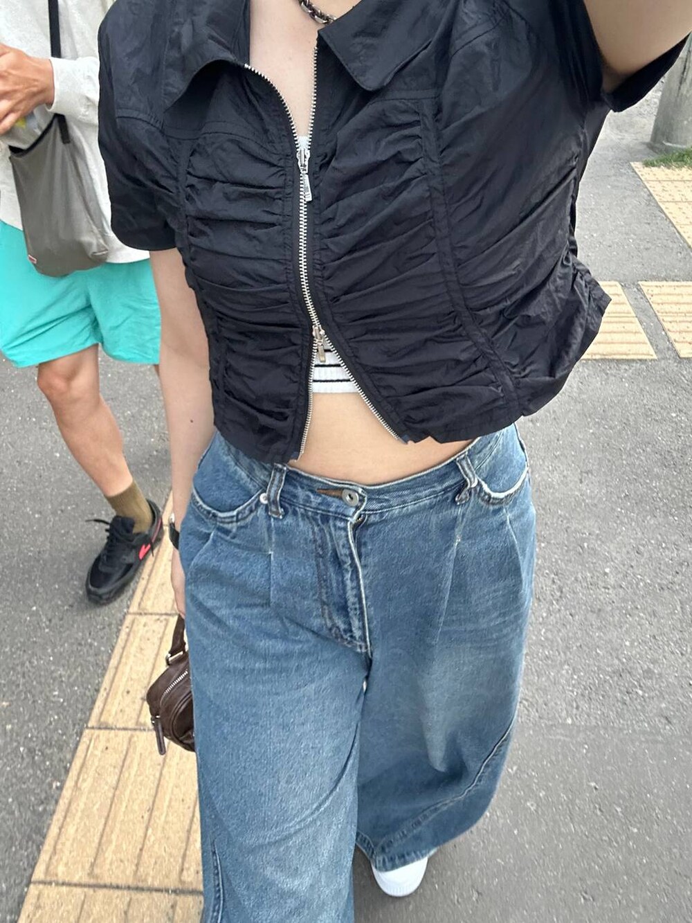 ブルー系のデニムパンツ、ブラック系のキャミソール、ブラック系のシャツ/ブラウスを着用したレディースの夏コーディネートの2枚目の写真