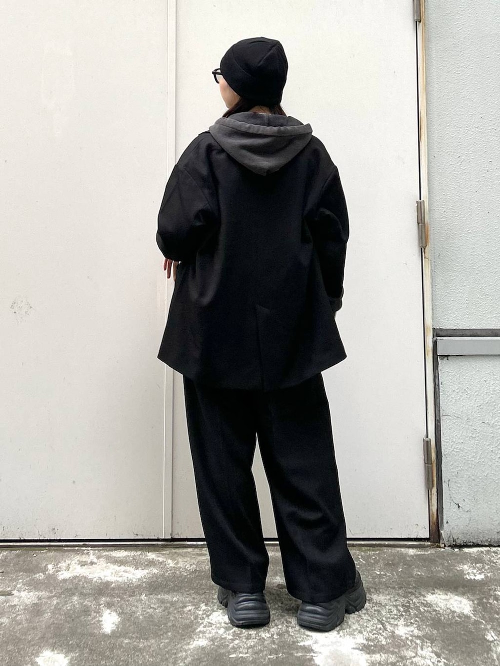 ブラック系のスニーカー、ブラック系のパーカー、ブラック系のテーラードジャケットを着用したレディースの秋コーディネートの7枚目の写真