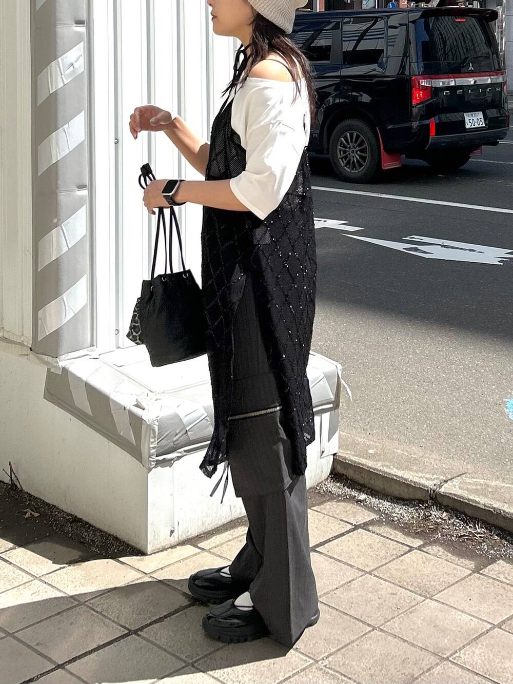 ブラック系のスニーカー、グレー系のカーゴパンツ、ブラック系のワンピースを着用したレディースの春コーディネートの7枚目の写真