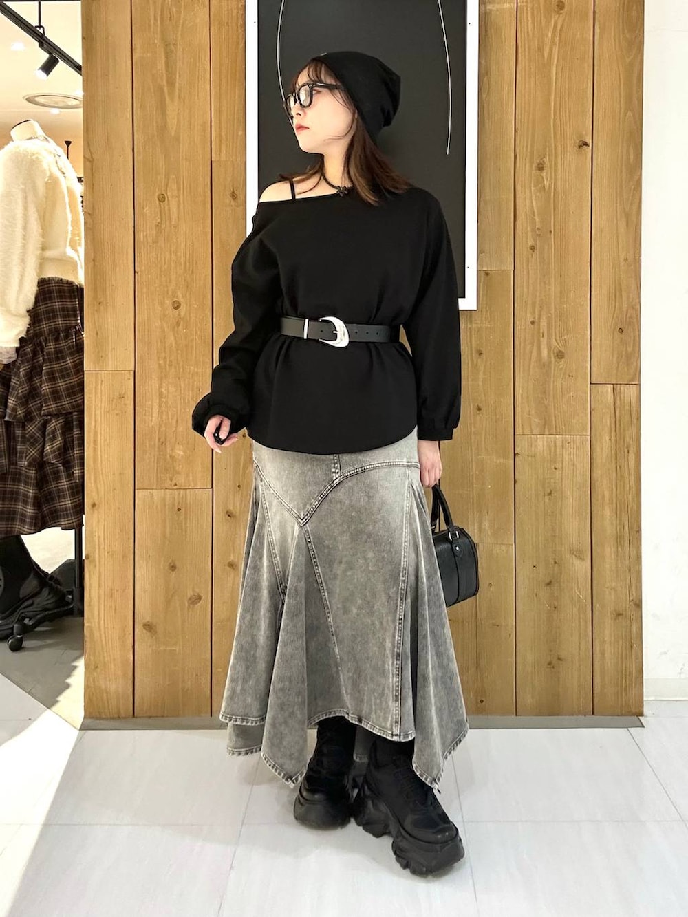 ブラック系のスニーカー、ブラック系のボストンバッグ、ブラック系のTシャツ/カットソーを着用したレディースの冬コーディネートの8枚目の写真