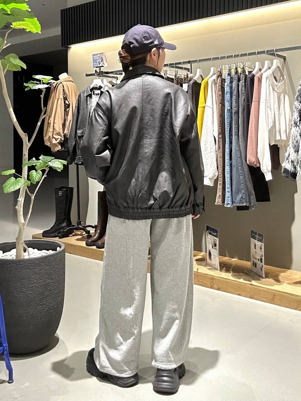 ブラック系のスニーカー、グレー系のスウェットパンツ、ブラック系のブルゾンを着用したレディースの秋コーディネートの4枚目の写真