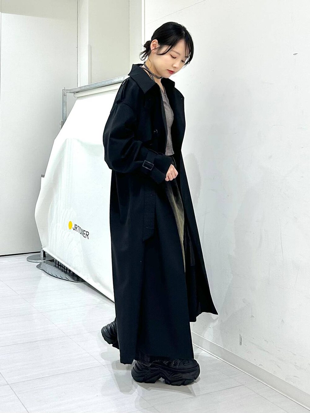 「春コーデ、着痩せ・細見え、骨格ストレート、モード、PAGEBOY、トレンチコート、カーディガン、デニムパンツ、スニーカー」｜「PAGEBOYのプラットチャンキースニーカー（スニーカー、ブラック系）」を使った、ハオさん（レディース・158cm）の冬コーディネートの5枚目の写真