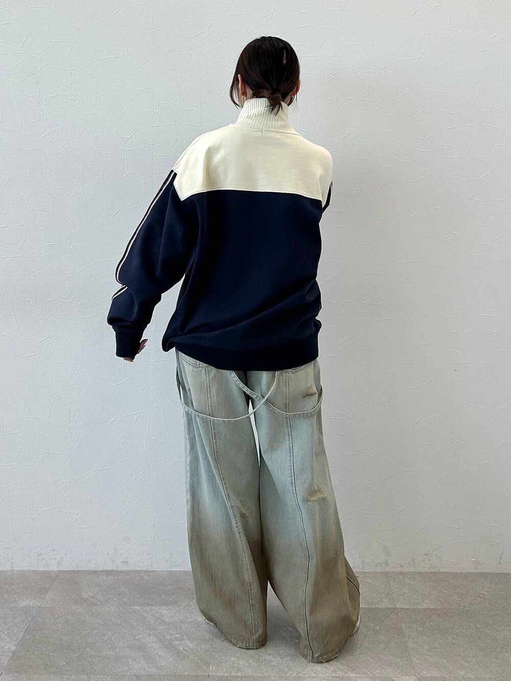 ブルー系のスウェットを着用したレディースの冬コーディネートの5枚目の写真