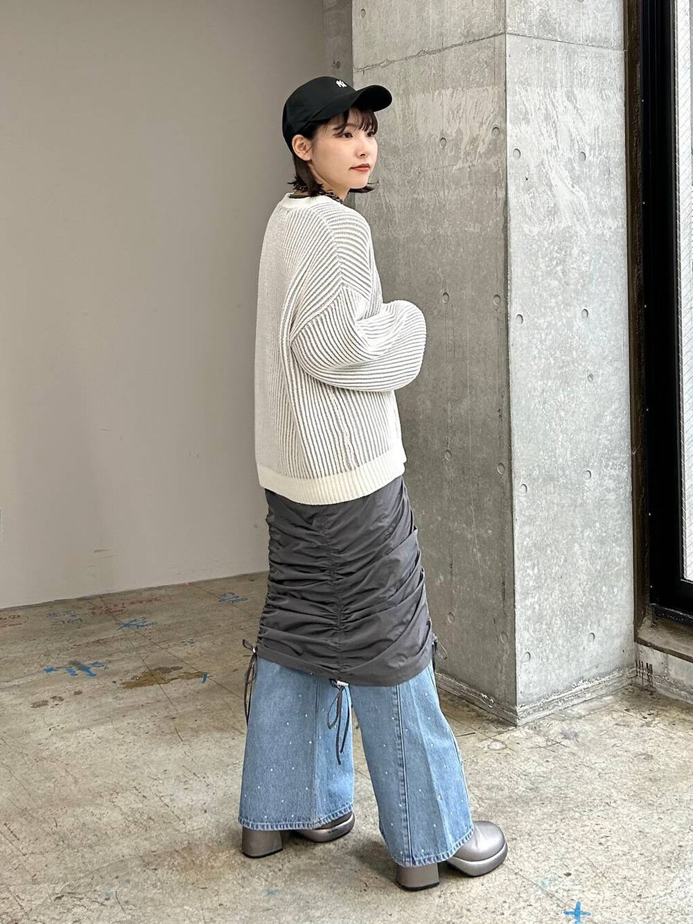 グレー系のワンピース、その他のブーツ、ブラック系のショルダーバッグを着用したレディースの冬コーディネートの4枚目の写真