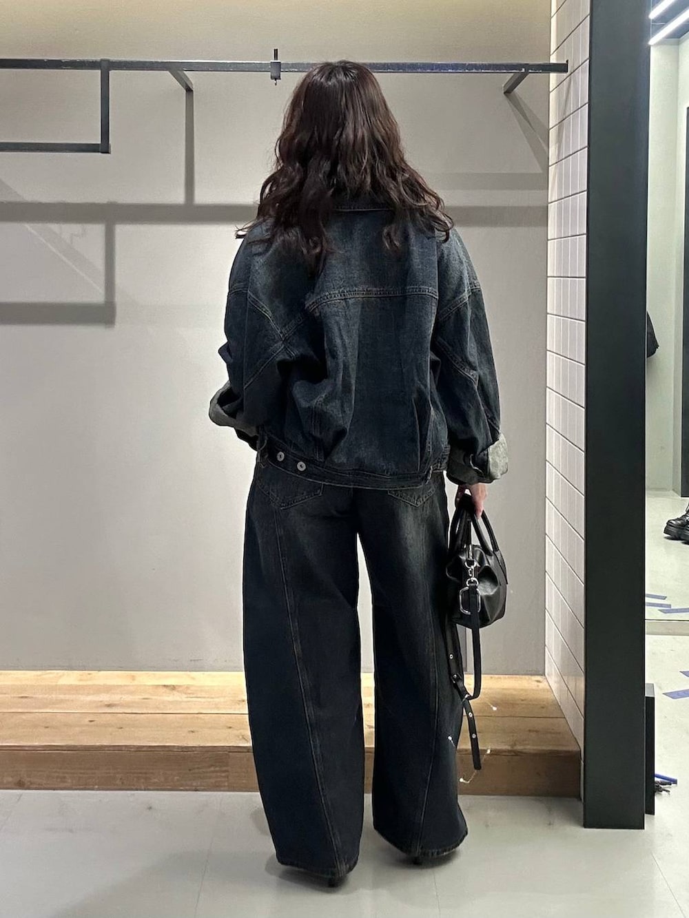 ブラック系のサンダル、ブルー系のデニムパンツ、ブラウン系のシャツ/ブラウスを着用したレディースの秋コーディネートの5枚目の写真