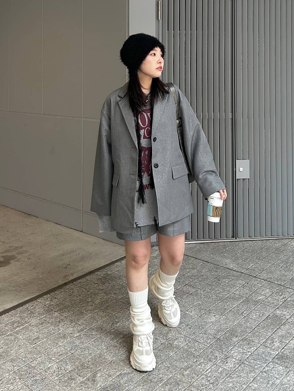 ブラック系のショルダーバッグ、グレー系のその他パンツ、グレー系のテーラードジャケットを着用したレディースの冬コーディネートの3枚目の写真