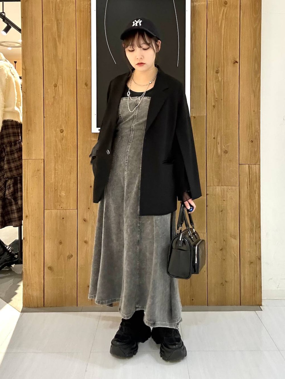 ブラック系のスニーカー、ブラック系のテーラードジャケット、ブラック系のショルダーバッグを着用したレディースの冬コーディネートの7枚目の写真