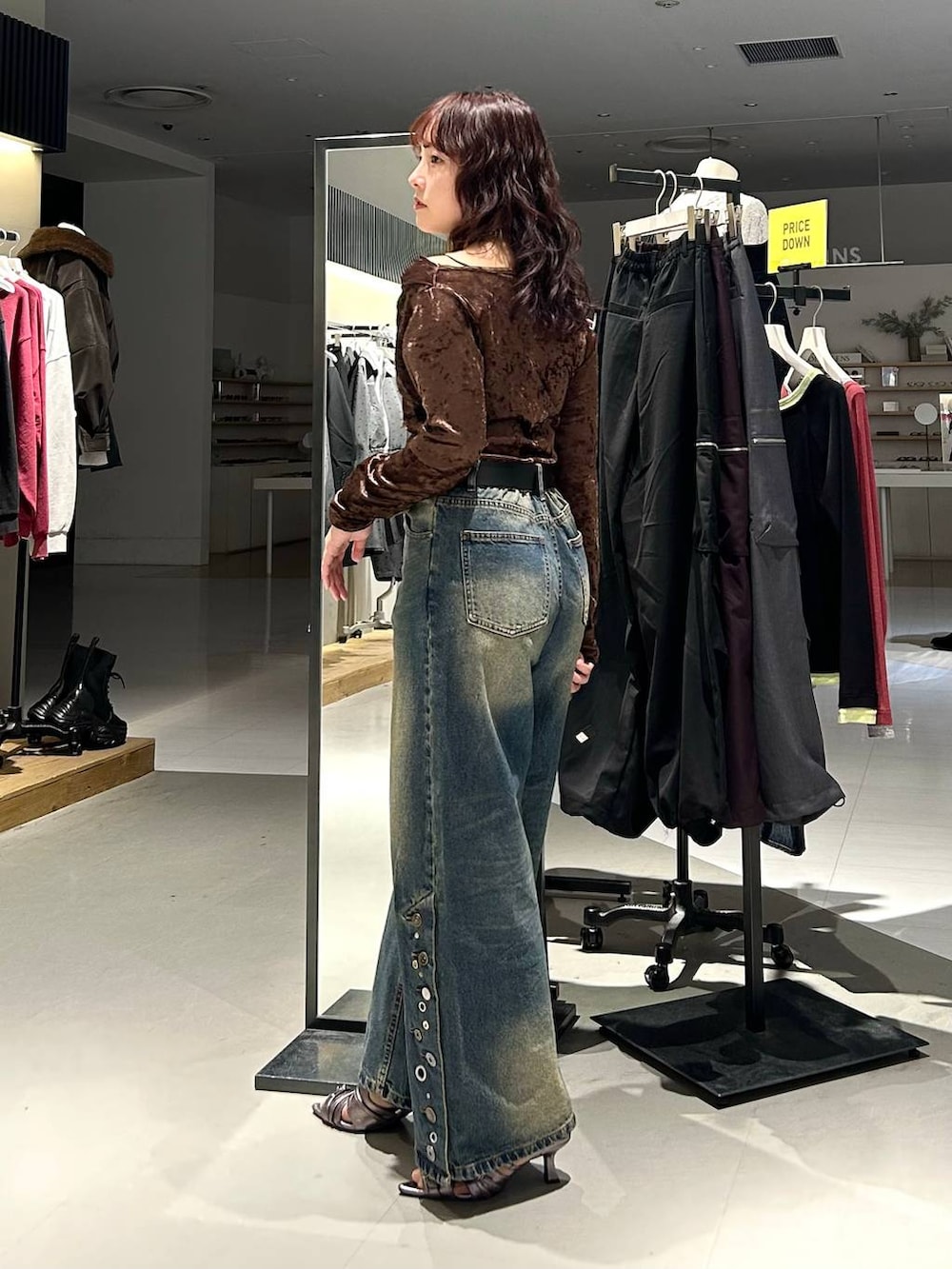 ブルー系のデニムパンツ、ブラウン系のTシャツ/カットソー、その他のサンダルを着用したレディースの秋コーディネートの2枚目の写真