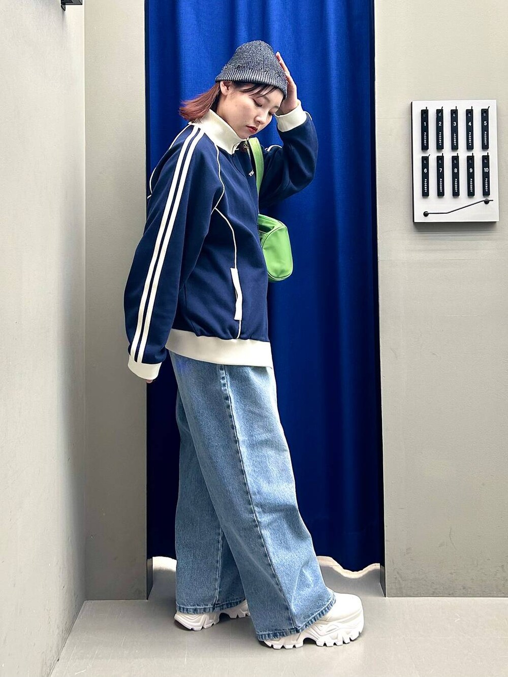ブルー系のセットアップ、ブルー系のデニムパンツ、ブラック系のニットキャップ/ビーニーを着用したレディースの春コーディネートの4枚目の写真